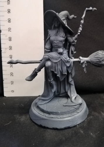 FIGURINE: Witch